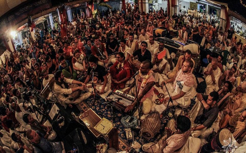 अब न छुपाऊंगी सबको बताऊंगी (राधा रमण मेरा यार ओए) कव्वाली भजन लिरिक्स | Ab Na Chhupaaungi Sabko Bataaungi Radha Raman Mera Yaar Oye Qawwali Bhajan Lyrics