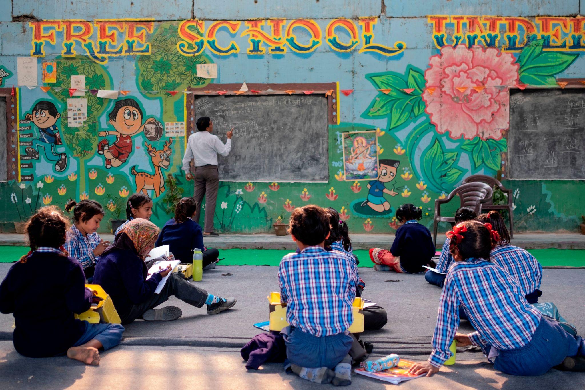 दान के प्रकार और उनके फल: शास्त्रों में वर्णित चारों दानों की पूरी जानकारी (Types of Donations and Their Fruits in Hinduism)